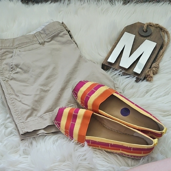 Old Navy Khaki Shorts with 5" Inseam - Picture 1 of 9